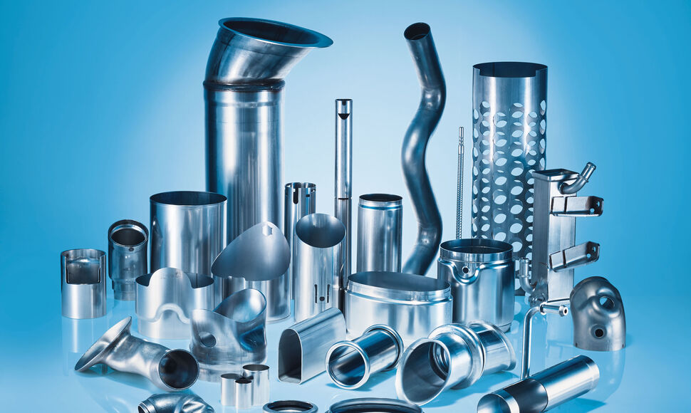 Produktgruppe mit fischer-Edelstahlrohren auf blauem Hintergrund